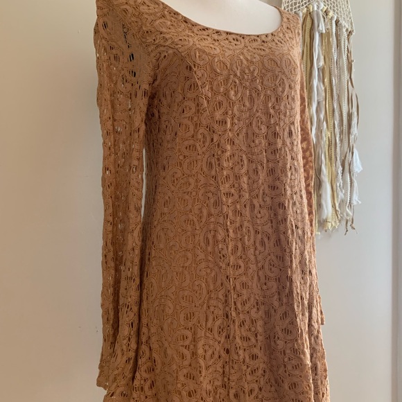 Long sleeve boutique dress tan with lace size large EUC - Picture 3 of 6